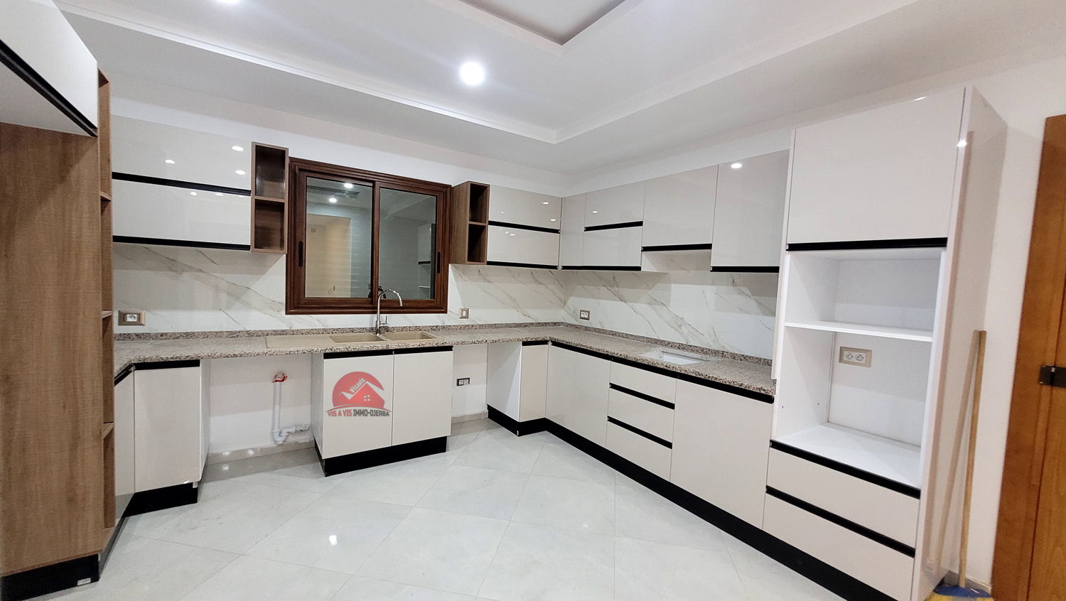 GRANDE VILLA AVEC PISCINE EN ZONE URBAINE HOUMT SOUK – RÉF V637